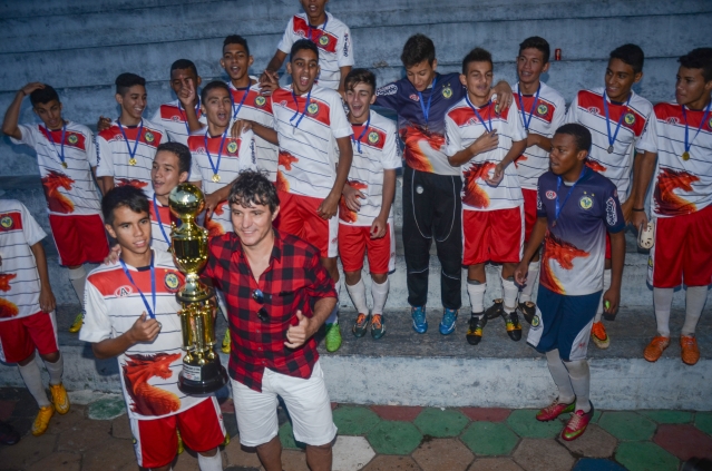 Silvano Gasparini entrega troféu aos atletas do Jovem Talentos