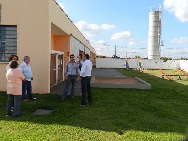 A diretora da Creche, Cristiane, a supervisora da DME, Simone, e o engenheiro da DME, Fernando Ortega, mostram instalações da creche para o secretário de Agudos e o arquiteto do município