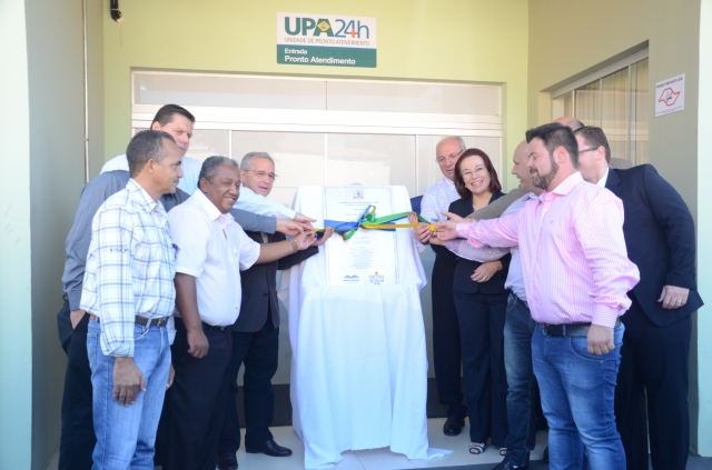 Autoridades durante o desate da fita de inauguração