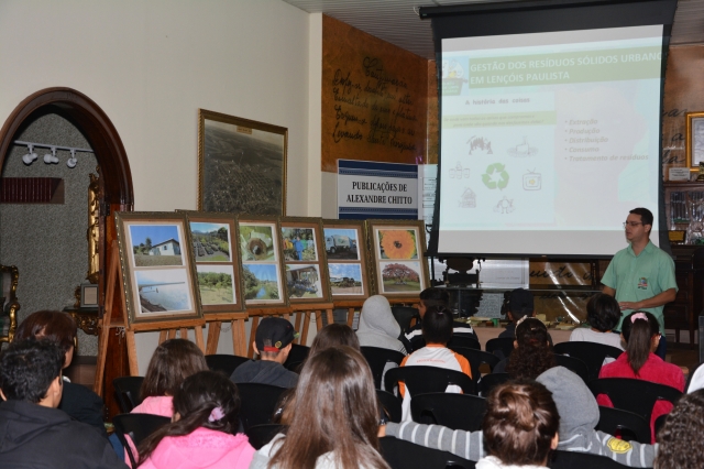 Educador Ambiental Helton Damacena durante palestra no Museu Alexandre Chitto