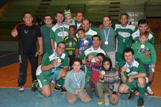 Equipe da Zilor campeã do torneio de futsal máster dos Jogos do SESI