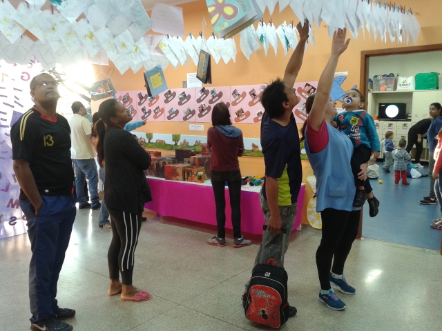 Muitas famílias compareceram à exposição, que colaborou para integrar ainda mais a escola e a comunidade