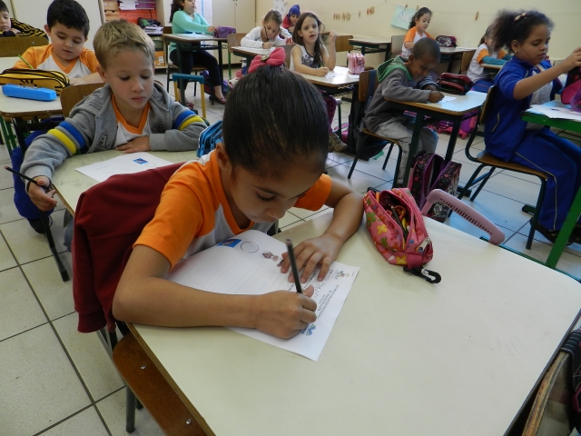 Alunos da Escola Eliza Pereira de Barros, no Centro, durante aplicação da prova