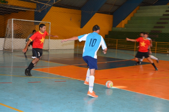 Lance do jogo entre CPFL (azul) e Prefeitura B disputado no Tonicão