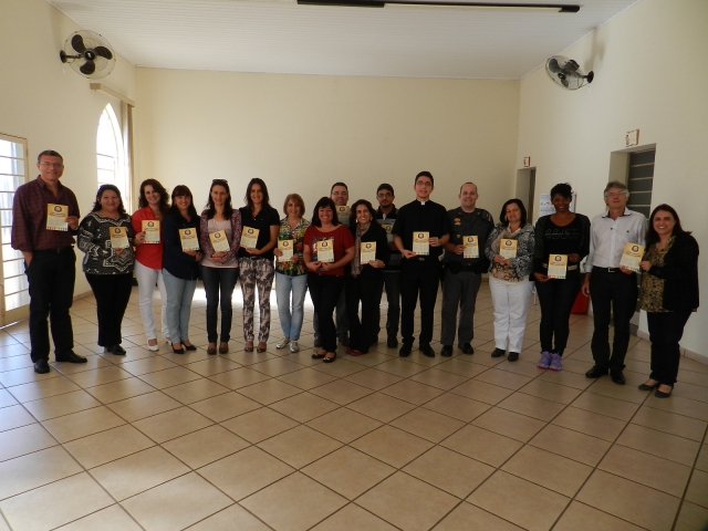 Representantes de entidades participantes exibem os informativos que serão coloridos pelos alunos e depois entregues para a população com informações sobre onde buscar ajuda