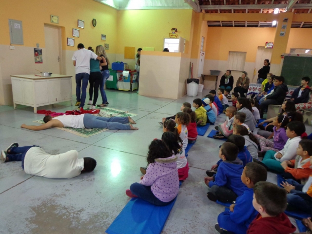 Alunos da Escola Eliza Pereira de Barros assistem à peça