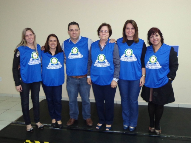 Representantes das escolas participantes e das Diretorias de Assistência Social, Recursos Humanos e Educação com os coletes que serão usados