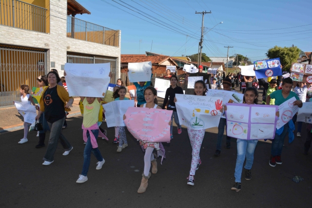 Alunos e comunidade realizaram caminhada contra as drogas