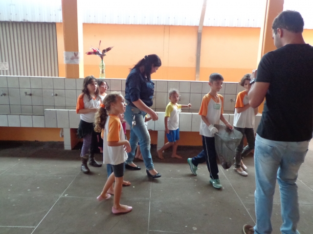 Os alunos e a agente escolar Eliana, no momento das gravações para a TV Tribuna