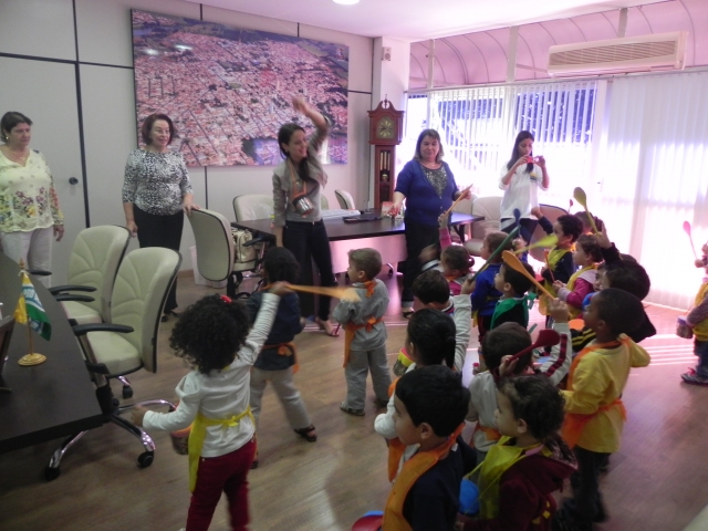 As crianças durante visita à prefeita Bel Lorenzetti, quando apresentaram a música que aprenderam com o projeto “Pomar”
