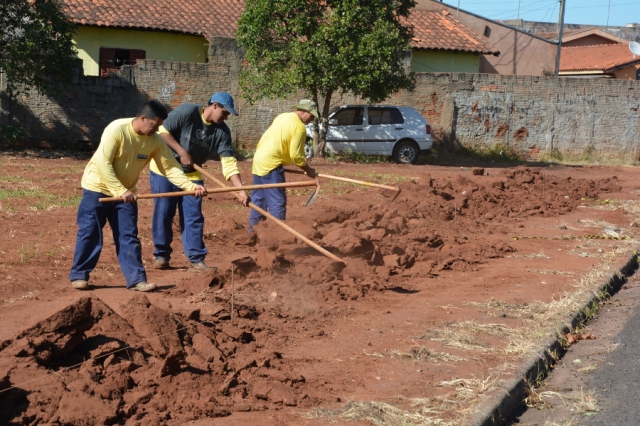 Funcionários da Diretoria de Obras trabalham em área que vai receber passeio público