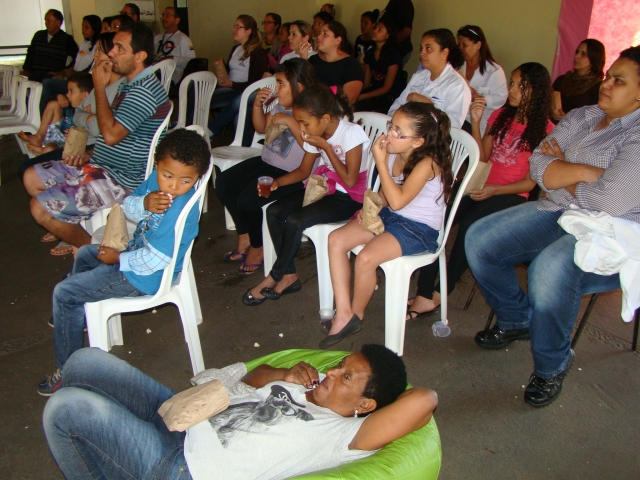 Cinema e pipoca para aproximar a comunidade e informar