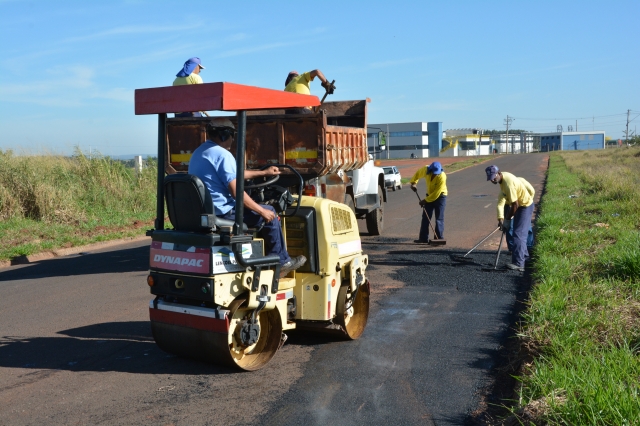 Servidores da Diretoria de Obras executam a operação no entorno do futuro terminal rodoviário