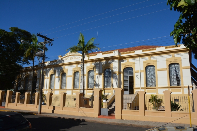 Fachada da Escola Esperança de Oliveira; portões serão abertos às 8h30