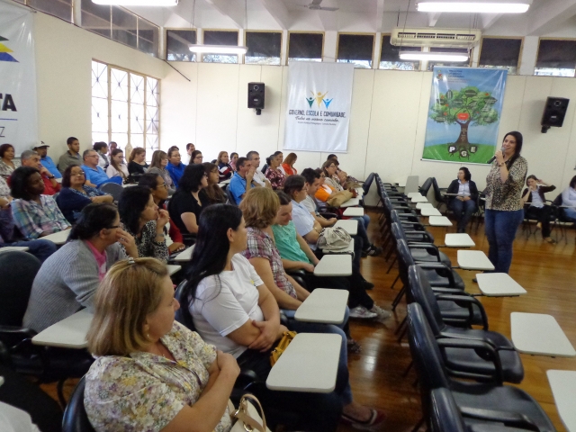 A palestra foi ministrada pela coordenadora de Desenvolvimento Pessoal, Thais Mara Batistela Pietro Sanches