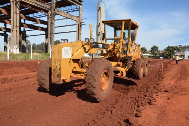 Motoniveladora executa terraplanagem em trecho do entorno do Teatro Municipal