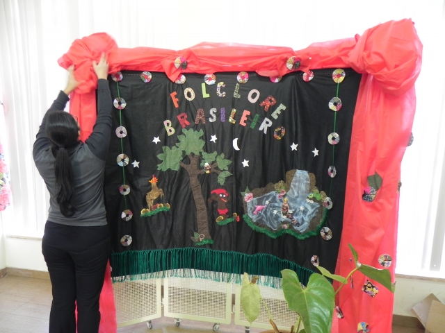 Na foto acima, montagem da exposição sobre folclore na Casa da Cultura