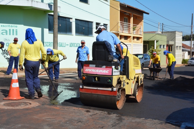 Equipes da Diretoria de Obras trabalham na esquina da rua Virgílio Rocha com Pedro Natálio Lorenzetti