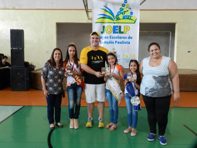 Representantes das Diretorias de Educação e Esportes com as alunas durante a premiação