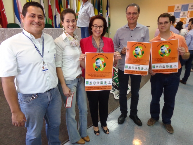 Prefeita Bel com diretor Benedito Martins e servidores do Meio Ambiente e SAAE