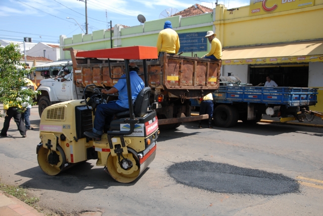 Operação tapa buracos na avenida 25 de Janeiro