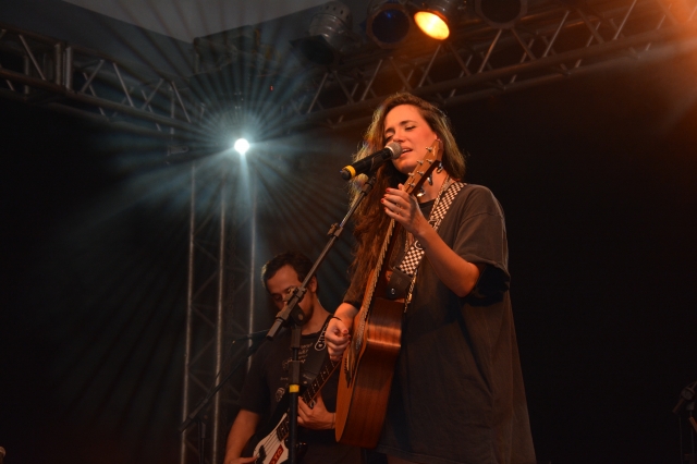 Um dos momentos do show de Tiê no Clube Esportivo Marimbondo