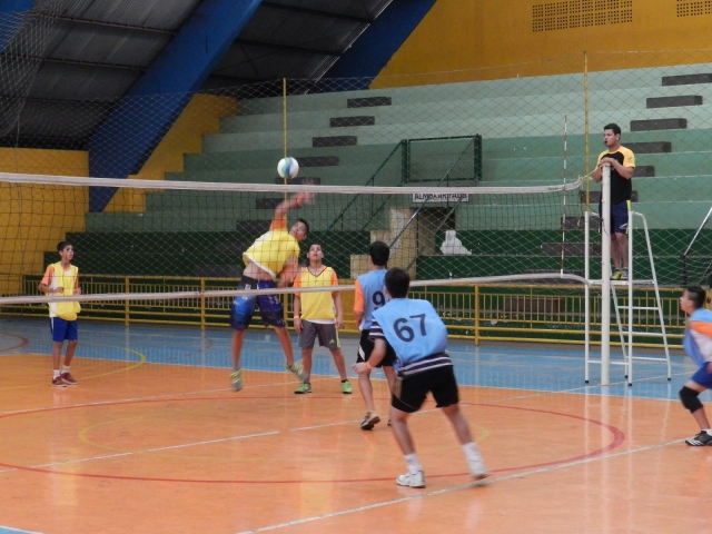 Alunos durante competição de vôlei, no Tonicão.