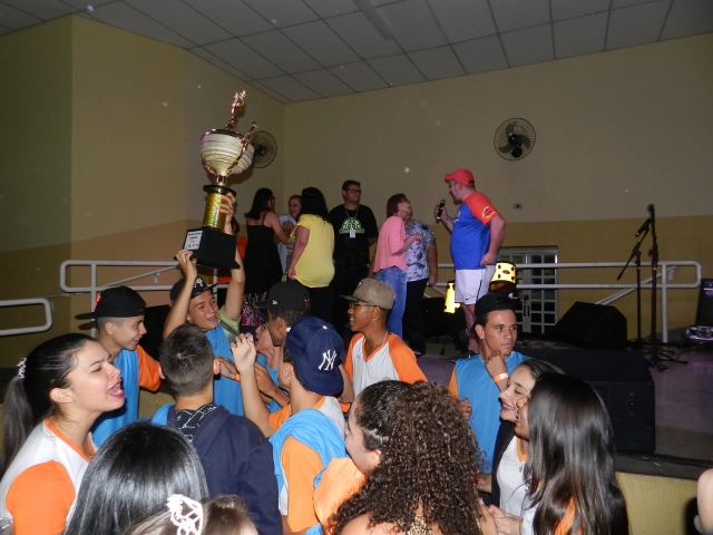 Comemoração - Escola Idalina Canova de Barros garantiu o troféu do Ensino Fundamental II (sexto ao nono ano)