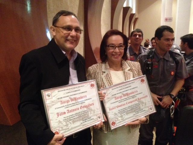 Júlio Gonçalves e Bel Lorenzetti durante a cerimônia realizada no auditório da Faculdade de Odontologia da USP