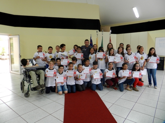 Alunos do quinto ano da EMEF Lina Bosi Canova que participaram do projeto