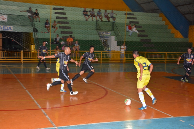 UME Açai (amarelo) goleou União Central por 6 a 1