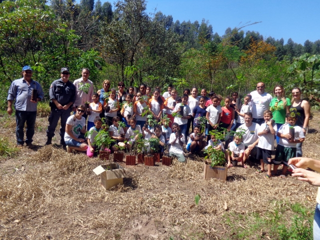 Alunos de escolas da rede municipal e estadual realizaram plantio de mudas nativas em Lençóis Paulista e Agudos