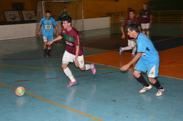 Mistura Fina (calções brancos) goleou por 13 a 0 o Atlético Lençóis