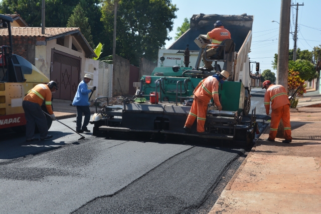 Equipes da empresa Siqueira trabalham em trecho da rua José Hiran Garrido