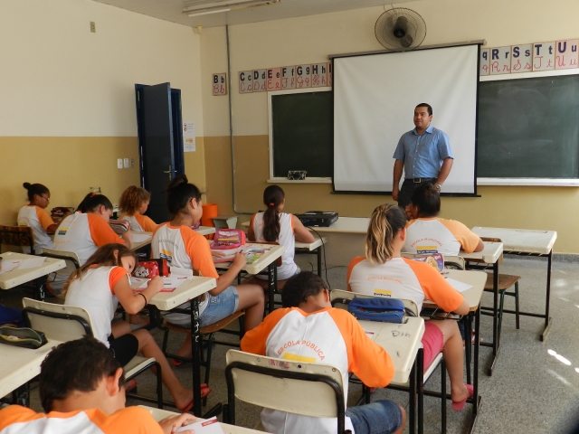 Orlando de Pietro Neto, consultor da Dupont, conversa com alunos do quinto ano da EMEF Idalina Canova de Barros durante as atividades do projeto.