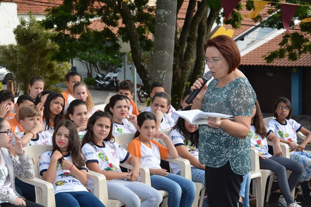 Prefeita participa da abertura do Dia de Ler na Concha Acústica lendo O Pequeno Príncipe