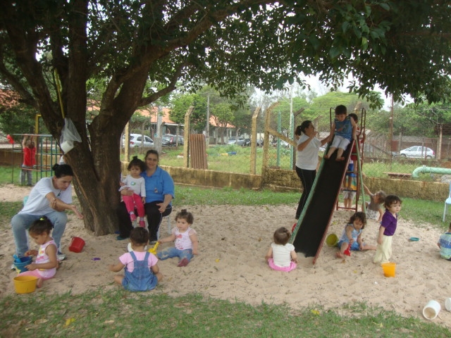 Integração dos alunos durante "Dia do Churrasco" na creche D. Morfina G. Paccola