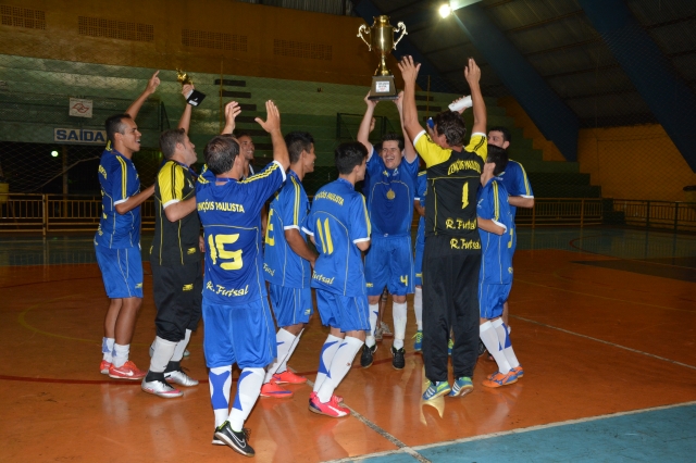 Jogadores da UME Açai comemoram título e vaga para Copa Regional Cidade do Livro em 2016