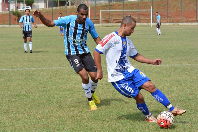 Grêmio Cecap (calções e meia azuis) goleou XV de Dezembro no Vagulão