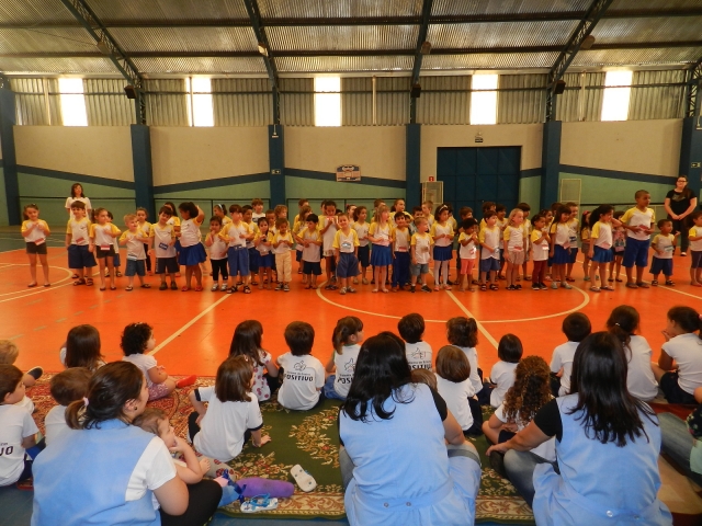 Alunos da EMEI Profª Áurea Damasceno Bernardes se apresentaram para os alunos do Colégio São José
