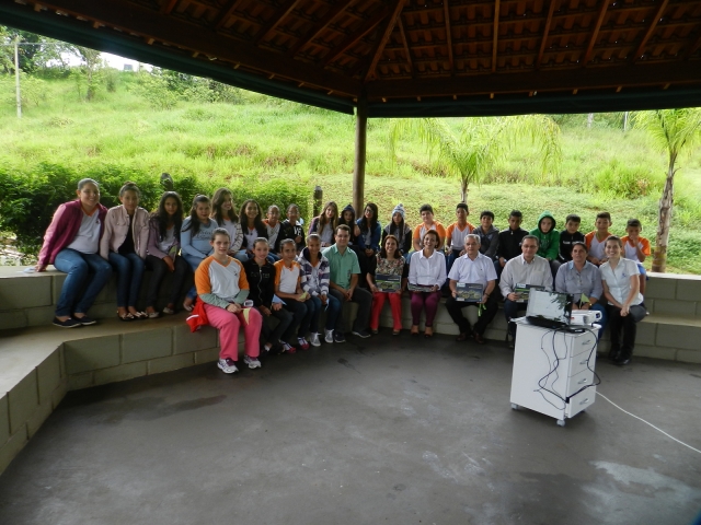 Alunos e representantes das instituições parceiras posam para a foto momentos antes da aula inaugural