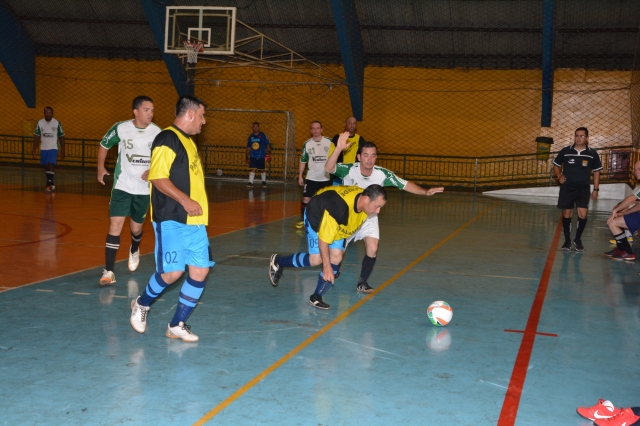 Lance do jogo entre Paço Municipal (uniforme branco) e SAAE B