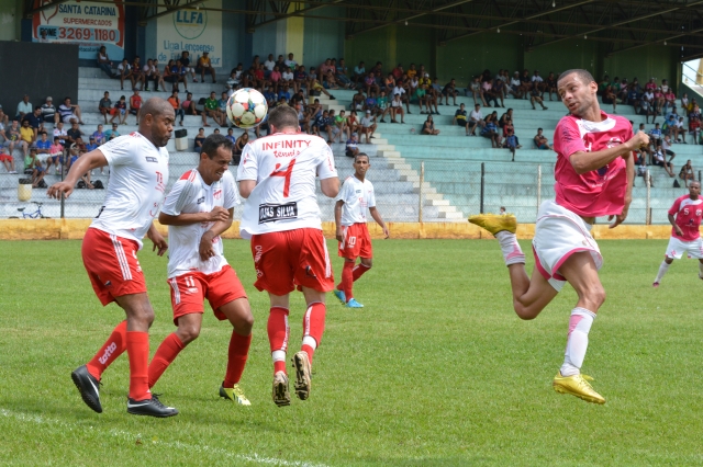 Lance do jogo entre Expressinho (calções e meias vermelhas) e São José (foto Wagner Gonçalves/Assessoria de Comunicação e Cerimonial)