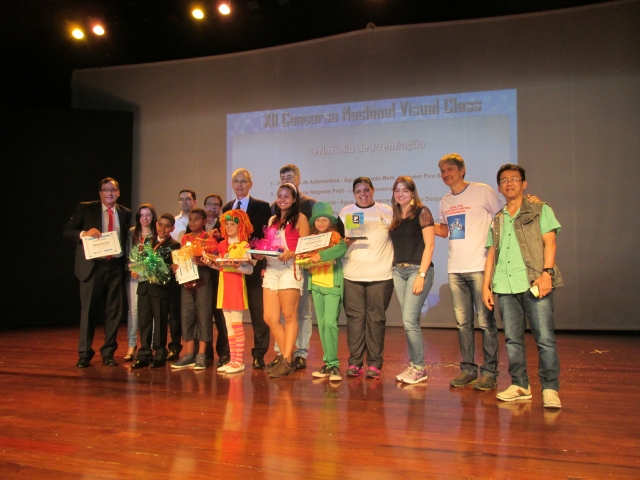 Alunos da EMEF Idalina, representantes da escola e da organização do evento durante a premiação