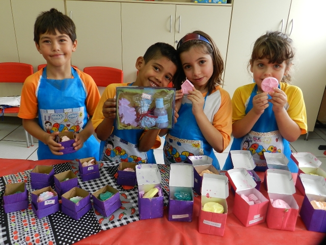 Alunos durante a Feira de Empreendedorismo da EMEF Maria Zélia Camargo Prandini