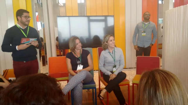 As profissionais da EMEF Ézio durante relato das práticas no escritório do Google em São Paulo