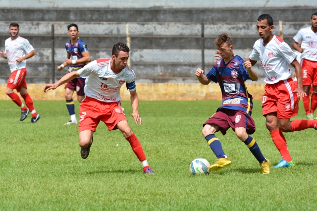 Lance do jogo entre Expressinho (vermelho e branco) e Asa Branca