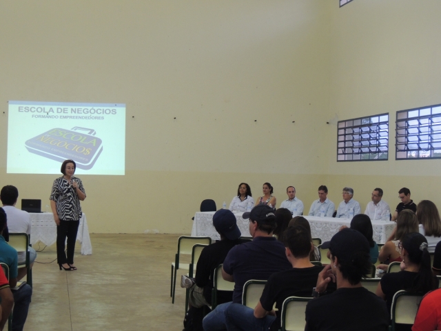 Bel Lorenzetti durante a cerimônia do programa na ETEC Cidade do Livro