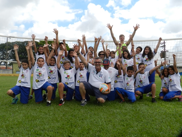 Douglas Coneglian com uma turma de alunos dos quintos anos da Rede Municipal