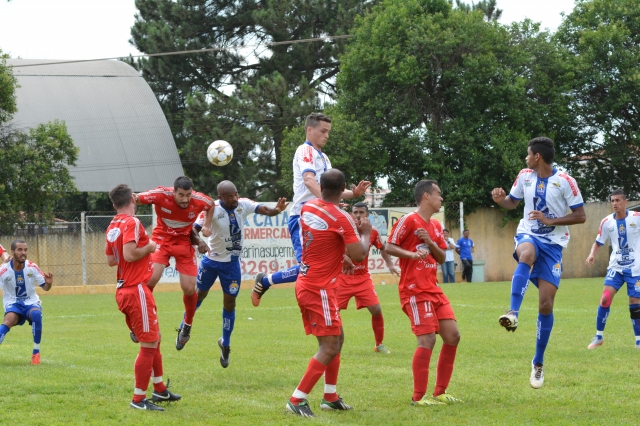 Lance do jogo entre Expressinho e Grêmio Cecap (azul e branco)